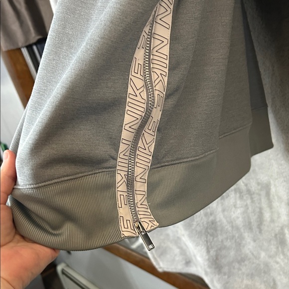 Nike Women’s Heather Gray Sweatshirt and Joggers Set - Picture 9 of 16